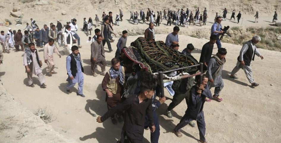 Men carry the coffin of a relative who died in the suicide bombing at Mawoud Academy in Kabul, Afghanistan, August 16, 2018.