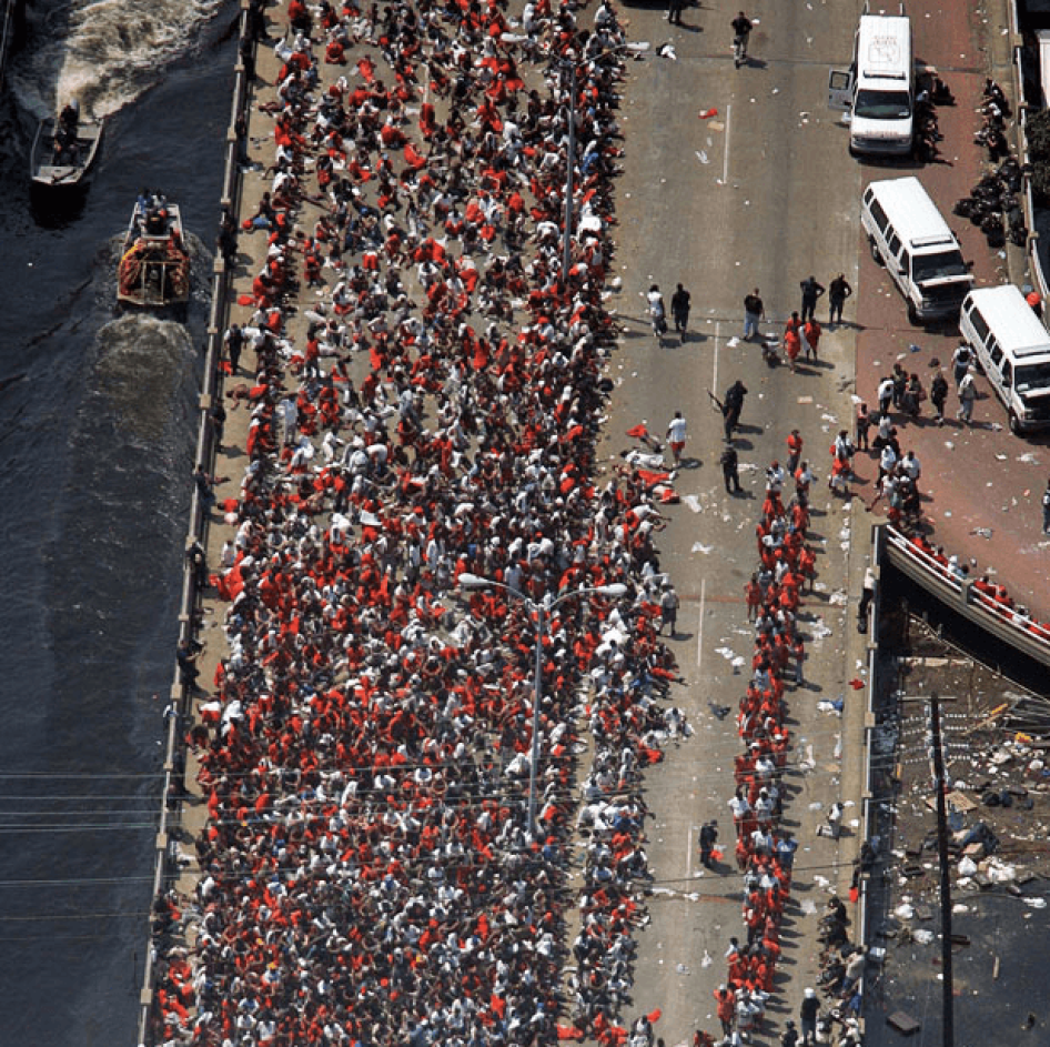 Des prisonniers évacués lors de l’Ouragan Katrina ayant frappé la Nouvelle-Orléans, en Louisiane, le 31 août 2005.