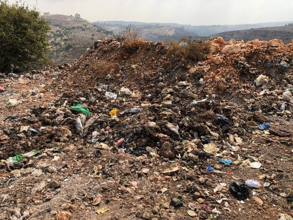 علامات الحرق في مكبّ القنطرة، بما فيها سخام من حرق حديث ورواسب الرماد، 11 أكتوبر/تشرين الأول 2018، القنطرة، لبنان.