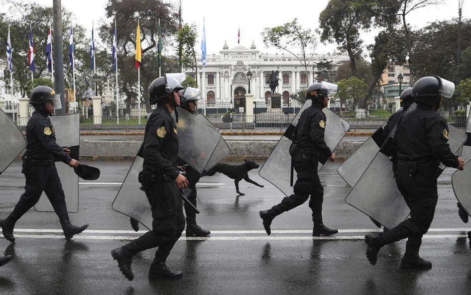Policías antidisturbios caminan frente a la sede cerrada del Congreso en Lima, Perú, el 1 de octubre de 2019.