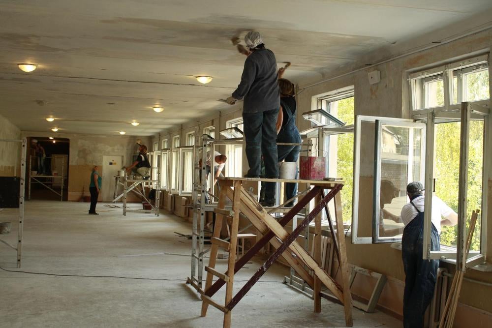 Ремонт, що триває в горлівській школі № 14. Школа була пошкоджена в результаті обстрілу в серпні 2015 року. © 2015 Юлія Горбунова/Human Rights Watch