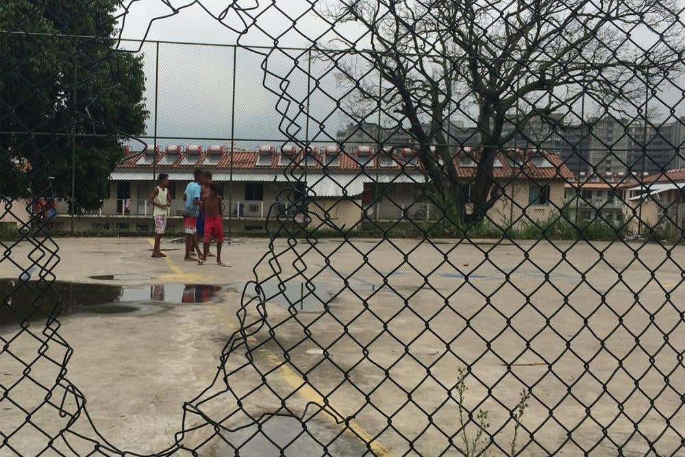 Crianças soltam pipa na favela da Mangueira em 14 de janeiro de 2016.  