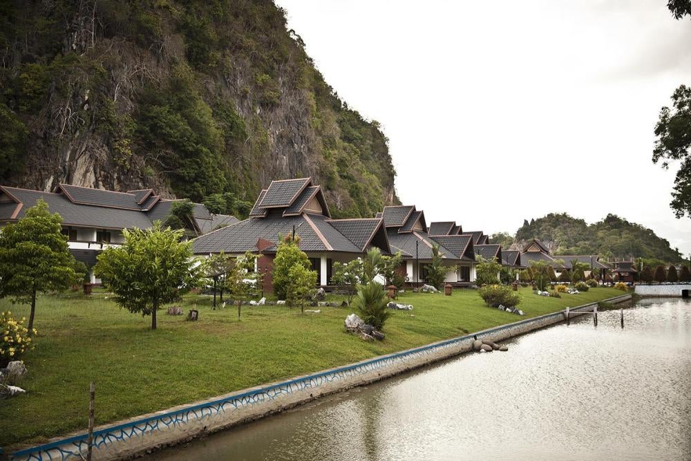Zwekabin Hotel, located in Hpa-an, was built on land confiscated from villagers. Villagers say that they were not properly compensated for the land, and only offered a small “donation” by the company for their difficulties, which they refused. 