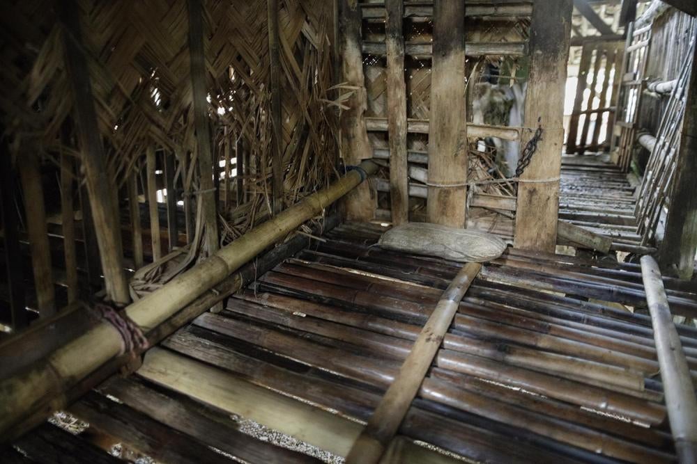 Carika, perempuan penyandang disabilitas psikososial, selama empat tahun bersama saudarinya tinggal di kandang kambing yang sempit di luar rumah keluarga, makan dan tidur di tengah bau kotoran kambing. 