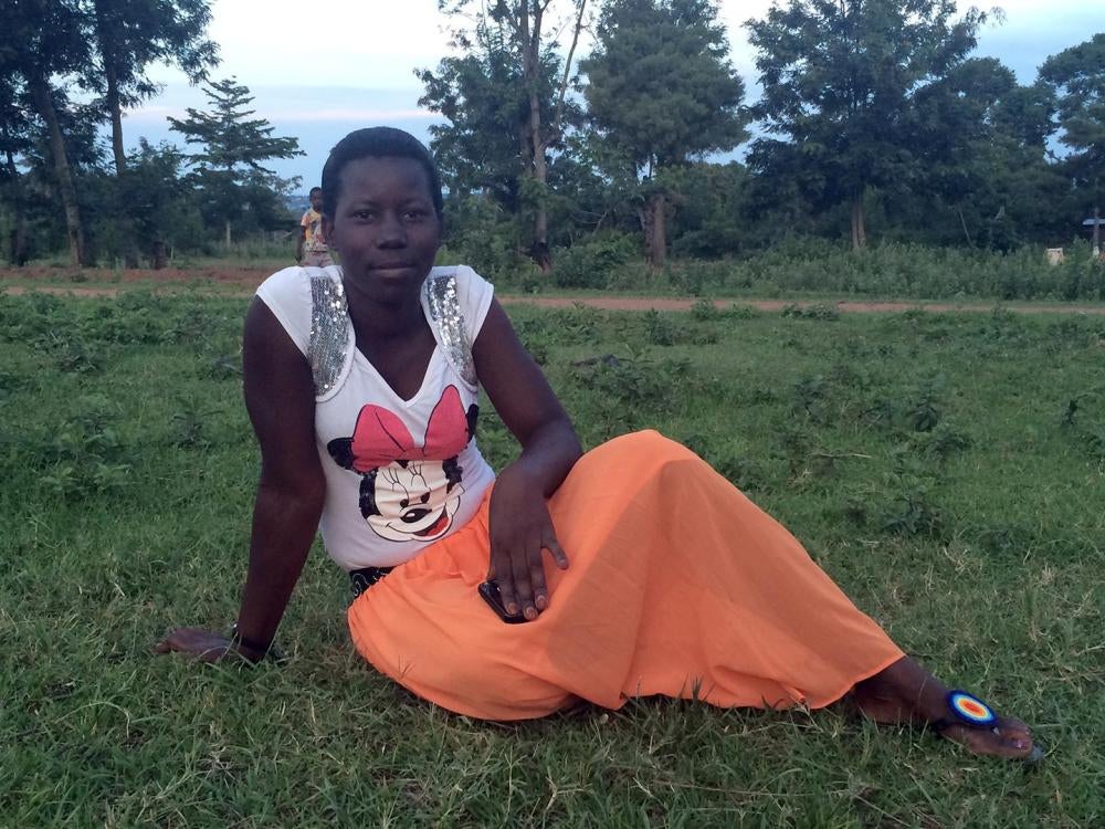 Eileen (jina la bandia), 21, aliacha shule akiwa kidato cha pili baada ya shule yake kufanya upimaji wa mimba na maafisa wa shule na wazazi kugundua kwamba ni mjamzito. Kwa Tanzania, maafisa wa shule mara kwa mara huwapima wanafunzi wa kike mimba kwa lazi
