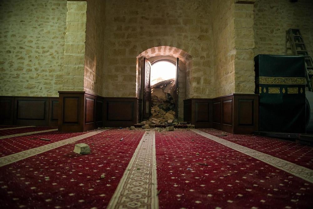 6.	تدمير جزئي لمسجد مراد آغا على يد مجهولين، تاجوراء، نوفمبر/تشرين الثاني 2013. © نادر القاضي