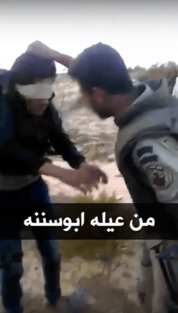  عنصر من ميليشيا مسنودة من الجيش يبدو أنه يحمل شارة مشاة الجيش المصري على كتفه الأيسر.