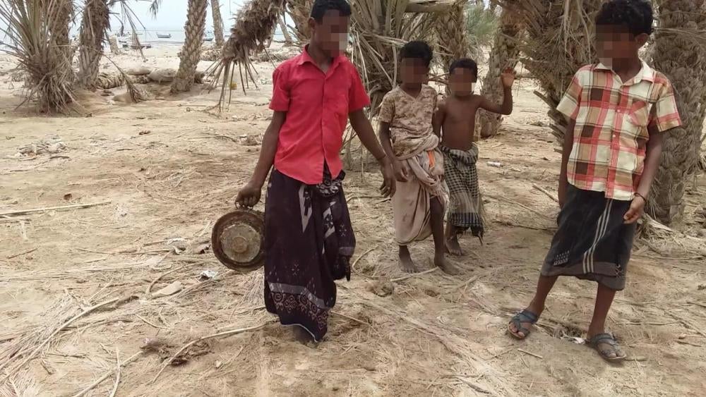 أطفال يتفرجون أثناء نزع الألغام على الساحل الغربي. اللغم الظاهر في الصورة لا يزال الصاعق فيه. © 2018 خاص