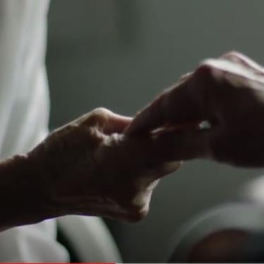 202008Australia_Older_Woman_Hand_Image_FR