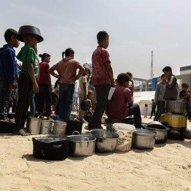 Displaced Palestinians wait to receive a meal in Gaza City, May 17, 2025. 