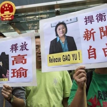 香港示威者手举标语，要求释放中国记者高瑜，2015年4月17日。