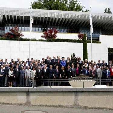 中国和哈萨克斯坦代表团分别为北京和阿拉木图争取2022冬季奥运会向国际奥林匹克委员会成员做简报后，在瑞士洛桑奥林匹克博物馆前合影留念，2015年6月9日。