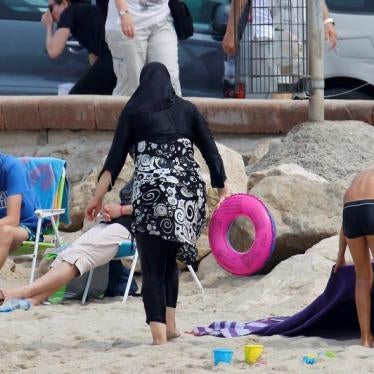Une femme musulmane portant un burkini, une tenue de bain qui ne dévoile que le visage, les mains et les pieds, sur une plage à Marseille, France, le 17 août 2016.