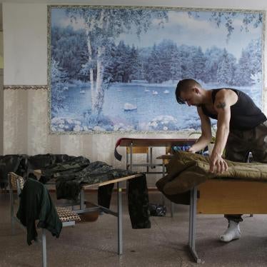 Боец батальона «Донбасс» заправляет койку в школе, превращенной в военную базу. Попасная, 18 августа 2014 г. © 2014 AFP/Getty Images/Anatoli Stepanov