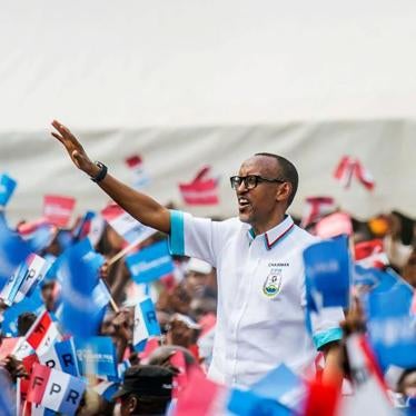 Rwandan President Paul Kagame of the ruling Rwandan Patriotic Front (RPF) waves to supporters during a rally in Nyanza, Rwanda, July 14, 2017. 