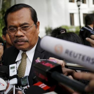 Indonesia's Attorney General Muhammad Prasetyo speaks to journalists about the upcoming executions at the Presidential Palace in Jakarta, Indonesia April 28, 2015.