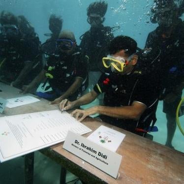 Maldivian Minister of Fisheries and Agriculture Ibrahim Didi signs a declaration calling on countries to cut down carbon dioxide emissions ahead of a major UN climate change conference in the Maldives, October 17, 2009. The Maldivian president and ministe