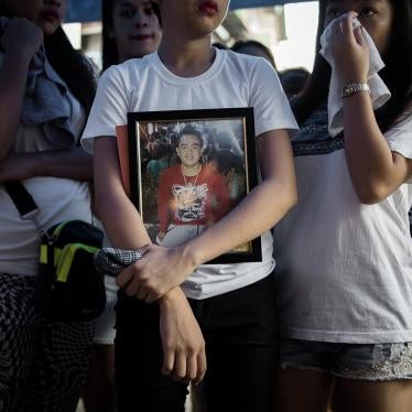 The sister of Jefferson Bunuan carrying his photo as they prepare to take his body to Manilla South Cemetery. August 1, 2016.