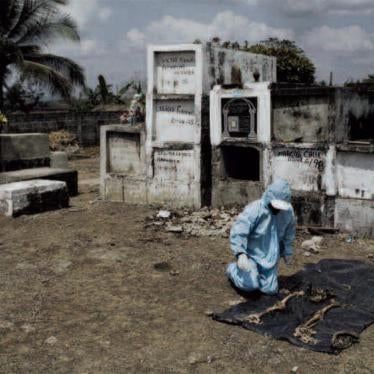An investigator of the Colombian Attorney General’s Office exhumes the remains of a victim of enforced disappearances. The presumed perpetrators are members of the AUC paramilitary coalition, which hid victims in the region by ordering cemetery workers to
