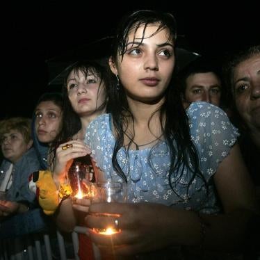 სამხრეთ ოსეთის სეპარატისტული რეგიონის საკითხზე რუსეთ-საქართველოს 2008 წლის აგვისტოს ომის ერთი წლის თავზე ქართველები ანთებული სანთლებით მიაგებენ პატივს დაღუპულთა ხსოვნას ქალაქ გორში © 2008 REUTERS/დავით მძინარიშვილი 