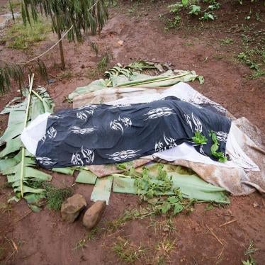 A covered body on the outskirts of Belo, following early April clashes between security forces and armed separatists in the North-West region, April 2018. 