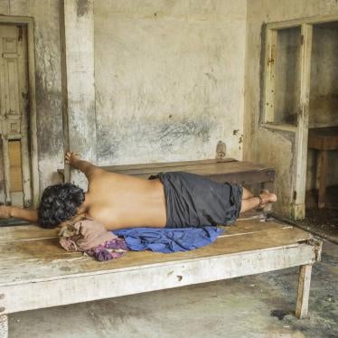 Seorang laki-laki yang diduga atau didiagnosis memiliki disabilitas psikososial terbaring dengan pergelangan kakinya dirantai ke dipan di panti