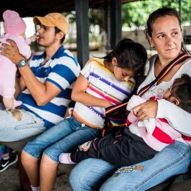 Venezuelans wait to vaccinate their children