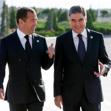 Russian Prime Minister Dmitry Medvedev speaks with Turkmenistan's President Gurbanguly Berdymukhamedov.
