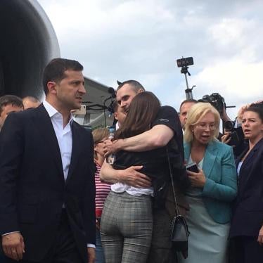 Родичі зустрічають Олега Сенцова у київському аеропорту «Бориспіль». 