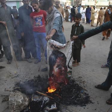 Protesters burn a poster of Aasia Bibi after the Supreme Court overturned her conviction under the blasphemy law, Hyderabad, Pakistan, November 1, 2018.