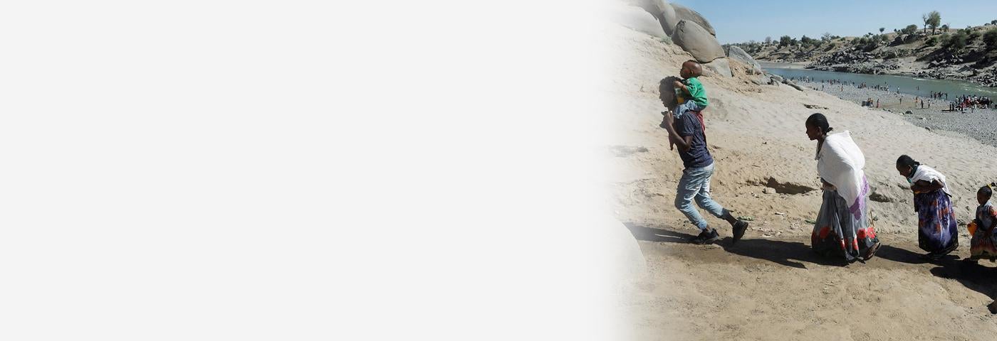 Des familles ayant fui la région éthiopienne du Tigré, déchirée par un violent conflit, marchaient en direction du camp de réfugiés de Hamdeyat au Soudan, le 1er décembre 2020.